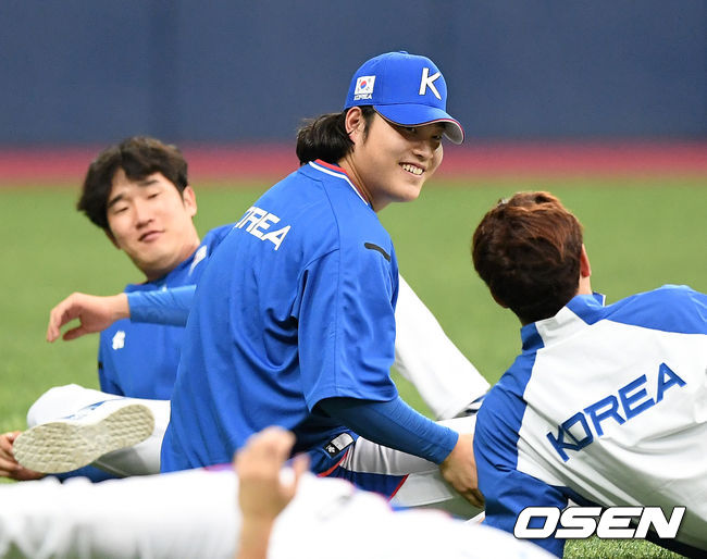 [OSEN=고척, 이대선 기자] 2019 세계야구소프트볼연맹(WBSC) 프리미어12에 출전하는 한국 야구 국가대표팀이 29일 오후 서울 고척스카이돔에서 상무와의 연습경기를 가질 예정이다.훈련에 앞서 조상우가 스트레칭을 하며 미소를 짓고 있다. /sunday@osen.co.kr