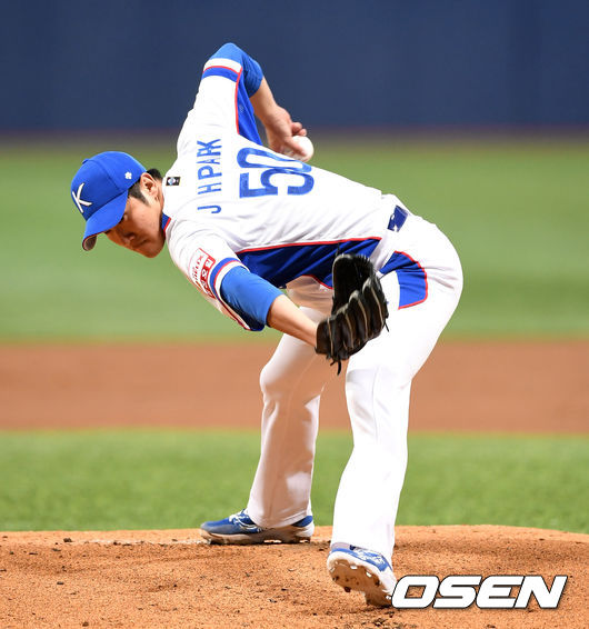 [OSEN=고척, 이대선 기자] 2019 세계야구소프트볼연맹(WBSC) 프리미어12에 출전하는 한국 야구 국가대표팀이 29일 오후 서울 고척스카이돔에서 상무와의 연습경기를 가졌다.1회말 대표팀 선발투수 박종훈이 역투하고 있다. /sunday@osen.co.kr