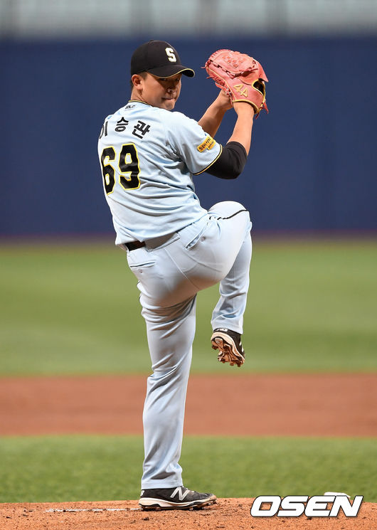 [OSEN=고척, 이대선 기자] 2019 세계야구소프트볼연맹(WBSC) 프리미어12에 출전하는 한국 야구 국가대표팀이 29일 오후 서울 고척스카이돔에서 상무와의 연습경기를 가졌다.1회초 무사에서 상무 선발투수 이승관이 역투하고 있다. /sunday@osen.co.kr