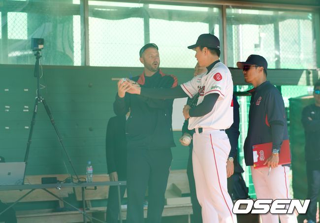 [OSEN=김해, 조형래 기자] 투수들을 지도하고 있는 미치 스테터 컨설턴트/jhrae@osen.co.kr