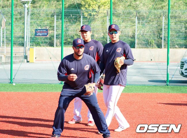 [OSEN=김해, 조형래 기자] 내야수들에게 직접 시범을 보이는 조나단 모타 컨설턴트 /jhrae@osen.co.kr