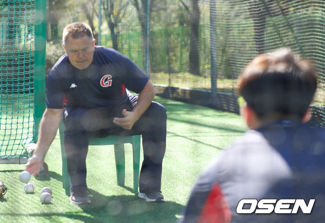 [OSEN=김해, 조형래 기자] 포수들을 지도하고 있는 마티 피비 컨설턴트/jhrae@osen.co.kr