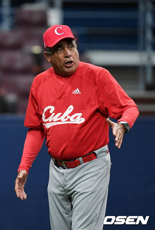 [OSEN=고척, 곽영래 기자]4회초 무사 1루 쿠바 미구엘 보로토 감독이 캐나다 마이클 샌더스의 2루수 세이프 판정에 어필하고 있다. /youngrae@osen.co.kr