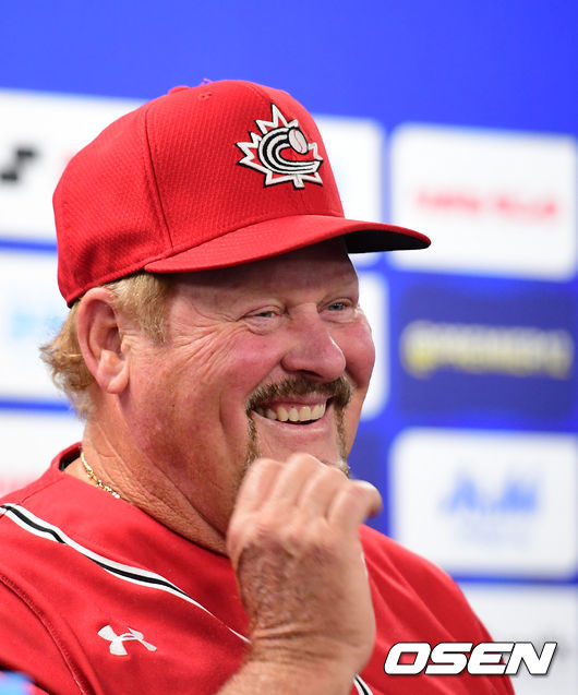 [OSEN=지형준 기자]캐나다 어니 휘트 감독이 간담회를 하고 있다. /jpnews@osen.co.kr