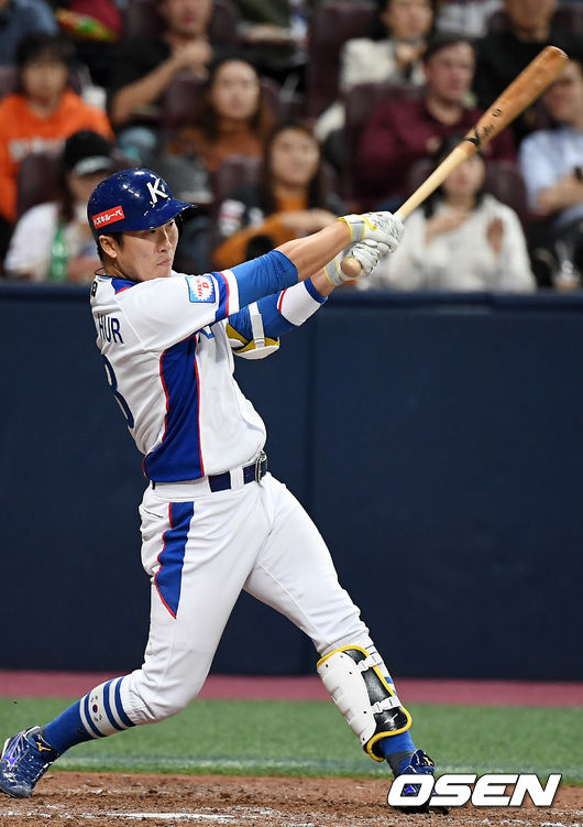 [OSEN=고척, 곽영래 기자]6회말 2사 1,2루 한국 허경민이 적시타를 때려내고 있다. /youngrae@osen.co.kr