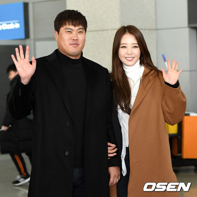 [OSEN=인천공항, 최규한 기자]류현진-배지현 부부가 포즈를 취하고 있다.
 /dreamer@osen.co.kr