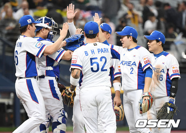 [OSEN=고척, 곽영래 기자]호주전에  승리를 거둔 한국 선수들이 기뻐하고 있다. /youngrae@osen.co.kr
