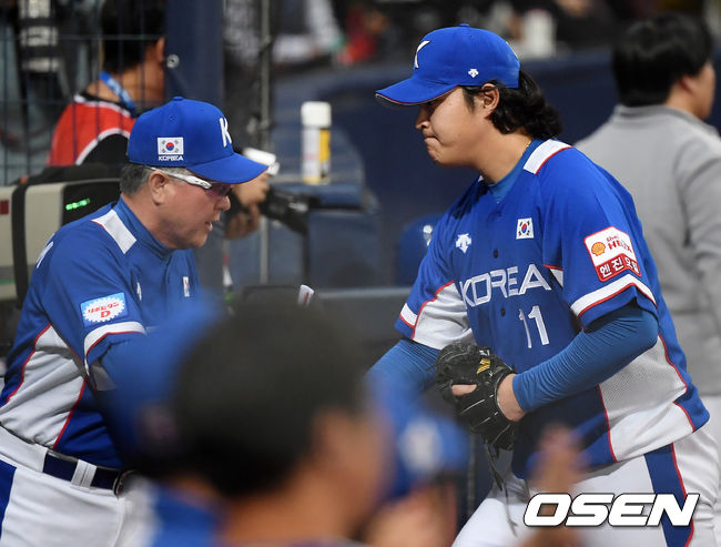 [OSEN=고척, 곽영래 기자]8회말 2사 2루 한국 김경문 감독이 이닝을 막아낸 조상우와 기뻐하고 있다. /youngrae@osen.co.kr