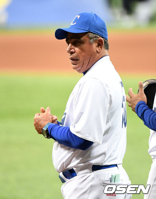 [OSEN=고척, 이대선 기자] 7일 오후 서울 고척스카이돔에서 '2019 세계야구소프트볼연맹(WBSC) 프리미어12' 예선 C조 호주와 쿠바 경기가 열렸다.경기에 앞서 쿠바 보로토 감독이 식전행사를 갖고 있다. /sunday@osen.co.kr