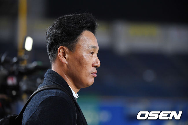 [OSEN=지바(일본), 곽영래 기자] 김경문 감독이 이끄는 야구 대표팀이 10일 오후 일본 지바현 ZOZO마린 스타디움에서 훈련을 진행했다.이승엽이 대표팀 훈련을 지켜보고 있다. /youngrae@osen.co.kr