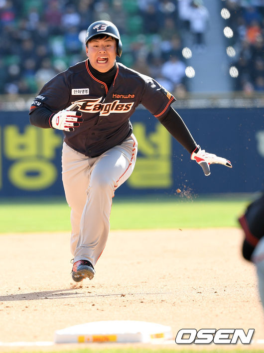 [OSEN=잠실, 최규한 기자]7회초 무사 1루 상황 한화 이성열의 안타 때 대주자 노시환이 3루까지 내달려 세이프되고 있다./dreamer@osen.co.kr