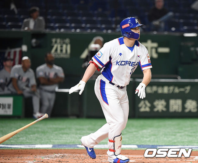 [OSEN=도쿄(일본), 곽영래 기자] 11일 오후 일본 도쿄돔에서 '2019 세계야구소프트볼연맹(WBSC) 프리미어12' 슈퍼라운드 한국과 미국의 경기가 열렸다.1회말 2사 1,3루 한국 김재환이 스리런 홈런을 때려내고 있다. /youngrae@osen.co.kr