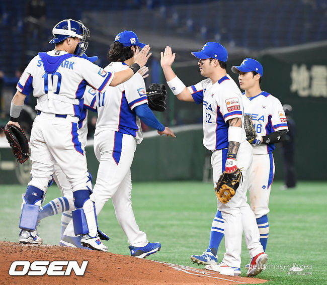 [OSEN=도쿄(일본), 곽영래 기자]한국 야구 대표팀은 11일 일본 도쿄돔에서 열린 ‘2019 WBSC 프리미어 12’ 슈퍼라운드 1차전 미국과의 경기에서 5-1로 승리를 거뒀다. 승리를 거둔 한국 선수들이 기뻐하고 있다. /youngrae@osen.co.kr
