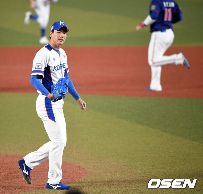 [OSEN=지바(일본), 곽영래 기자] 12일 오후 일본 지바현 ZOZO마린 스타디움에서 '2019 세계야구소프트볼연맹(WBSC) 프리미어12' 슈퍼라운드 한국과 대만의 경기가 열렸다.1회초 2사 1,2루에서 한국 김광현이 대만 첸진시우를 삼진으로 처리하고 더그아웃으로 가고 있다. /youngrae@osen.co.kr