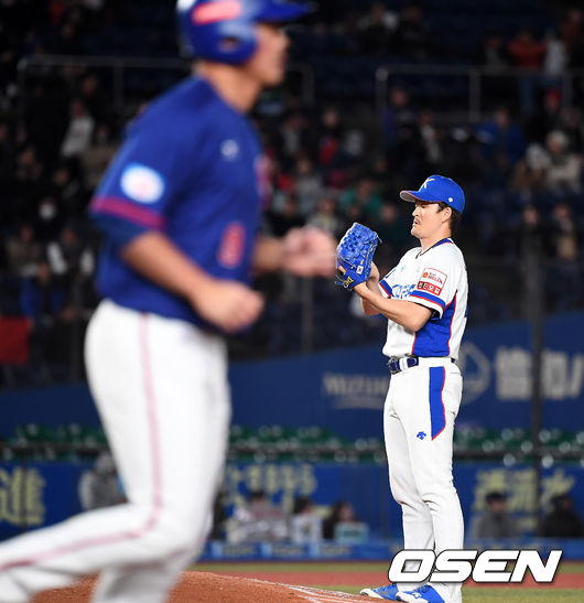 [OSEN=지바(일본), 곽영래 기자]7회초 무사 1루에서 한국 원종현이 대만 왕보룽에게 볼넷을 허용하고 있다. /youngrae@osen.co.kr