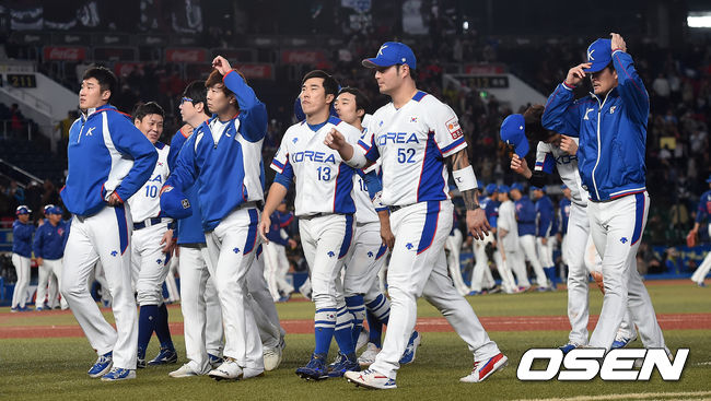 [OSEN=지바(일본), 곽영래 기자]  한국은 12일 일본 지바 ZOZO마린 스타디움에서 열린 ‘2019 WBSC 프리미어 12’ 슈퍼라운드 2차전 대만과의 경기에서 0-7로 충격의 패배를 당했다. 이로써 한국은 슈퍼라운드 전적 2승1패가 됐다. 한국 선수단이 그라운드를 나서고 있다. /youngrae@osen.co.kr