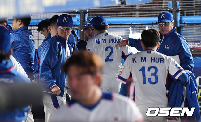 [OSEN=지바(일본), 곽영래 기자]  한국은 12일 일본 지바 ZOZO마린 스타디움에서 열린 ‘2019 WBSC 프리미어 12’ 슈퍼라운드 2차전 대만과의 경기에서 0-7로 충격의 패배를 당했다. 이로써 한국은 슈퍼라운드 전적 2승1패가 됐다. 한국 선수단이 더그아웃을를 나서고 있다. /youngrae@osen.co.kr