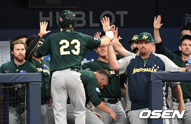 [OSEN=고척, 이대선 기자] 7일 오후 서울 고척스카이돔에서 '2019 세계야구소프트볼연맹(WBSC) 프리미어12' 예선 C조 호주와 쿠바 경기가 열렸다.6회초 호주 티모시 케넬리가 솔로 홈런을 치고 더그아웃에서 동료들의 축하를 받고 있다. /sunday@osen.co.kr