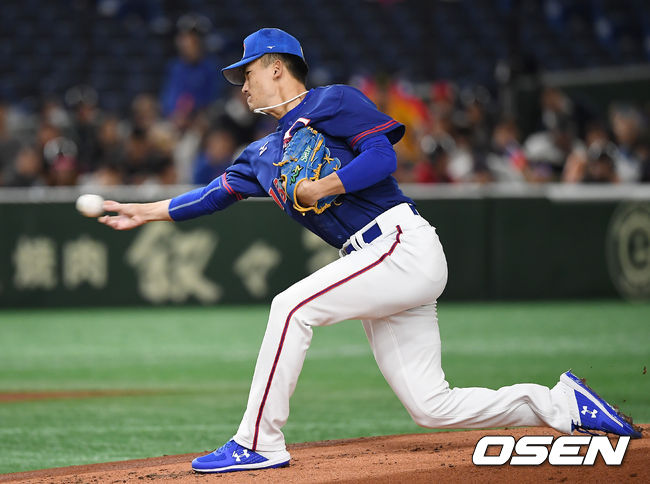 [OSEN=도쿄(일본), 곽영래 기자] 15일 오후 일본 도쿄돔에서 '2019 세계야구소프트볼연맹(WBSC) 프리미어12' 슈퍼라운드 미국과 대만의 경기가 열렸다.1회말 대만 우시엔펑이 역투하고 있다. /youngrae@osen.co.kr