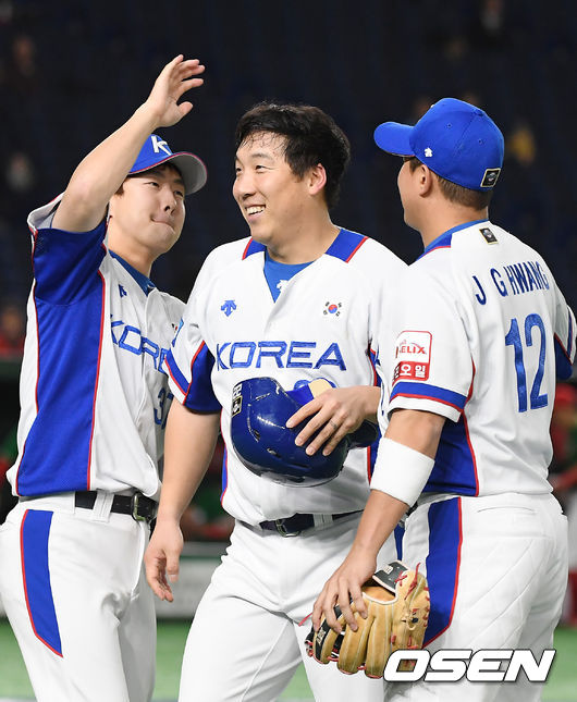 [OSEN=도쿄(일본), 곽영래 기자] 15일 오후 일본 도쿄돔에서 '2019 세계야구소프트볼연맹(WBSC) 프리미어12' 슈퍼라운드 한국과 멕시코의 경기가 열렸다.5회말 종료 후 클리닝 타임때 김현수가 동료들에게 축하받고 있다. /youngrae@osen.co.kr