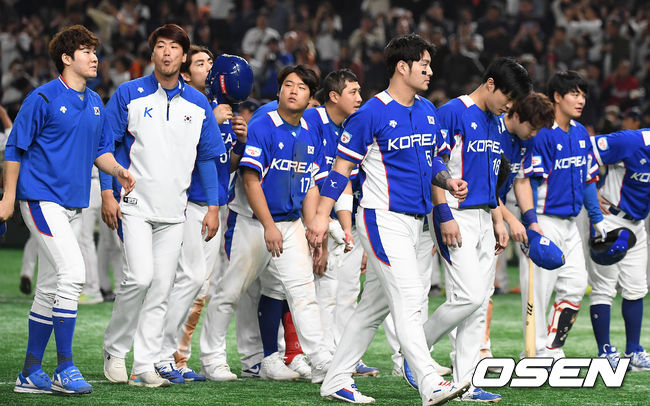 [OSEN=도쿄(일본), 곽영래 기자]   한일전이라는 부담감 넘치는 무대에 짓눌렸던 것일까. 한국이 수비와 주루 등 세밀한 부분에서 흐름을 넘겨줬다. 만약이라는 가정을 세우기는 무의미하지만 실수로 인해 아쉽게 패배했다.  한국은 16일 일본 도쿄돔에서 열린 ‘2019 WBSC 프리미어 12’ 슈퍼라운드 일본과의 마지막 경기에서 8-10으로 패했다. 이로써 한국은 3승2패를 마크, 슈퍼라운드 최종 2위로 17일 다시 일본과 결승전을 치르게 된다.야구 대표팀이 그라운드를 나서고 있다. /youngrae@osen.co.kr