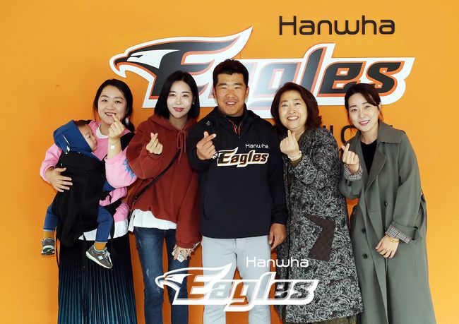 정근우와 기념 촬영한 최경의(오른쪽에서 두 번째)씨 가족 /한화 이글스 제공