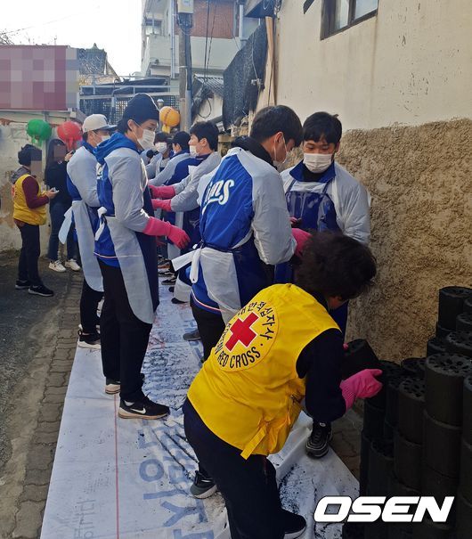 [OSEN=대구, 손찬익 기자] 삼성 선수단의 연탄배달 행사 /what@osen.co.kr