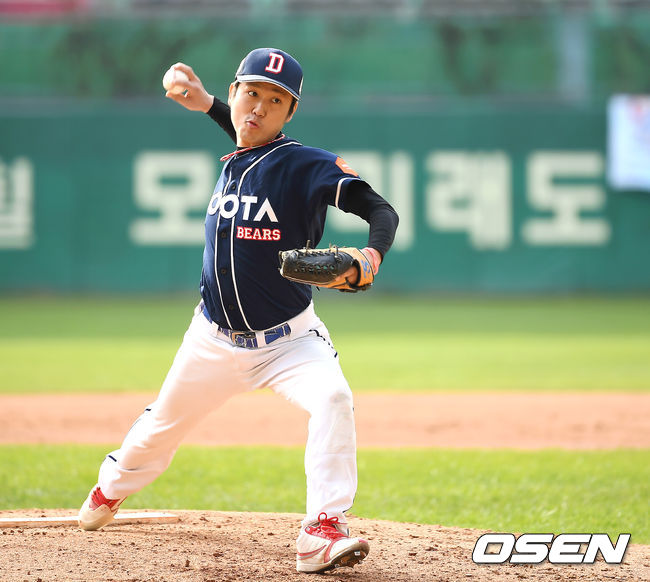 [OSEN=인천, 곽영래 기자] 프로구단 10개 구단 팬들과 함께하는 '2019 KBO 커미셔너컵 구단 팬클럽 야구대회'가 23일 인천 SK행복드림구장에서 열렸다.OSEN이 주최하는 이번 대회는 7개 구단의 8개 팬클럽(SK 2팀)이 출전해 토너먼트 방식으로 우승에 도전한다.두타 베어스 이영호가 역투하고 있다. /youngrae@osen.co.kr