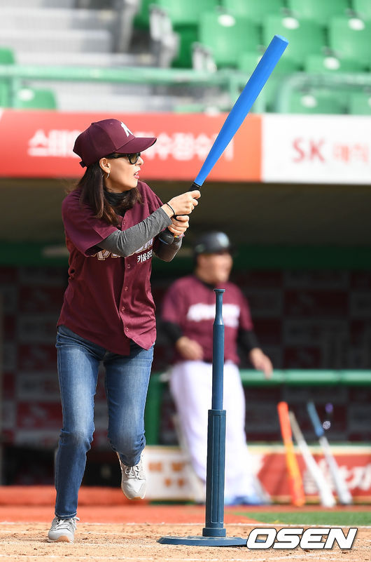 [OSEN=인천, 곽영래 기자] 프로구단 10개 구단 팬들과 함께하는 '2019 KBO 커미셔너컵 구단 팬클럽 야구대회'가 23일 인천 SK행복드림구장에서 열렸다.OSEN이 주최하는 이번 대회는 7개 구단의 8개 팬클럽(SK 2팀)이 출전해 토너먼트 방식으로 우승에 도전한다.파수 언터쳐블 대타 박상미가 적시타를 때려내고 있다. /youngrae@osen.co.kr