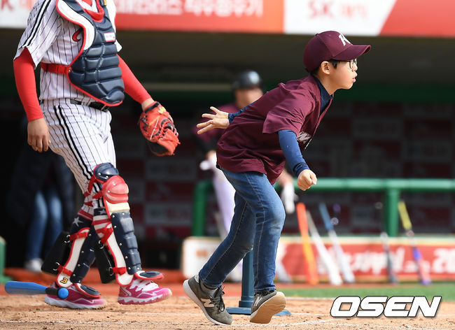 [OSEN=인천, 곽영래 기자] 프로구단 10개 구단 팬들과 함께하는 '2019 KBO 커미셔너컵 구단 팬클럽 야구대회'가 23일 인천 SK행복드림구장에서 열렸다.OSEN이 주최하는 이번 대회는 7개 구단의 8개 팬클럽(SK 2팀)이 출전해 토너먼트 방식으로 우승에 도전한다.파수 언터쳐블 대타 손이선 어린이가 적시타를 때려내고 있다. /youngrae@osen.co.kr