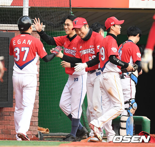 [OSEN=인천, 곽영래 기자] 프로구단 10개 구단 팬들과 함께하는 '2019 KBO 커미셔너컵 구단 팬클럽 야구대회'가 23일 인천 SK행복드림구장에서 열렸다.OSEN이 주최하는 이번 대회는 7개 구단의 8개 팬클럽(SK 2팀)이 출전해 토너먼트 방식으로 우승에 도전한다.파이온 선수들이 추가 득점을 올린 뒤 기뻐하고 있다. /youngrae@osen.co.kr