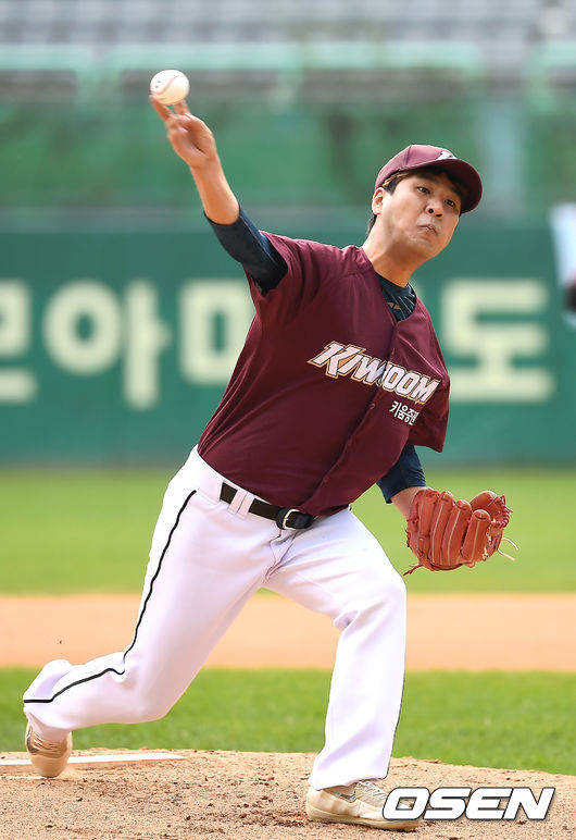 [OSEN=인천, 곽영래 기자] 프로구단 10개 구단 팬들과 함께하는 '2019 KBO 커미셔너컵 구단 팬클럽 야구대회'가 23일 인천 SK행복드림구장에서 열렸다.OSEN이 주최하는 이번 대회는 7개 구단의 8개 팬클럽(SK 2팀)이 출전해 토너먼트 방식으로 우승에 도전한다.파수 언터쳐블 이수용이 역투하고 있다. /youngrae@osen.co.kr