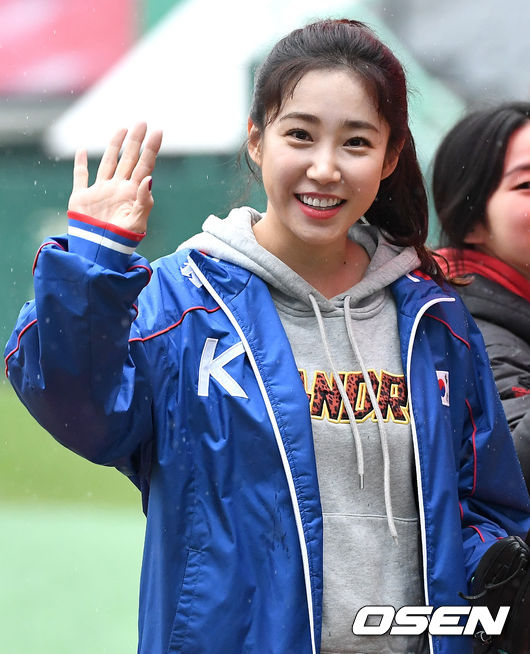 [OSEN=인천, 최규한 기자]시구자로 나선 방송인 최희가 공을 던진 뒤 그라운드를 나서며 인사하고 있다. /dreamer@osen.co.kr