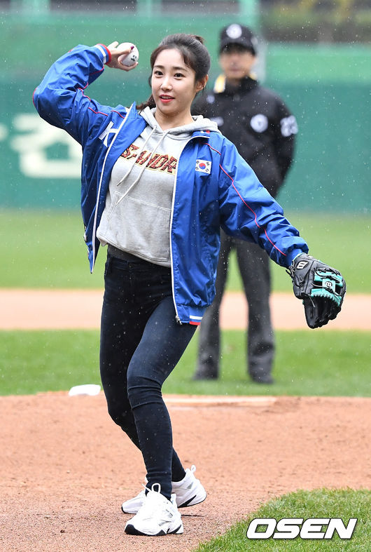 [OSEN=인천, 최규한 기자]결승전 시구자로 나선 방송인 최희가 힘차게 공을 던지고 있다. /dreamer@osen.co.kr