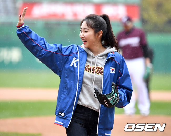 [OSEN=인천, 최규한 기자]시구자로 나선 방송인 최희가 공을 던진 뒤 그라운드를 나서며 미소짓고 있다. /dreamer@osen.co.kr