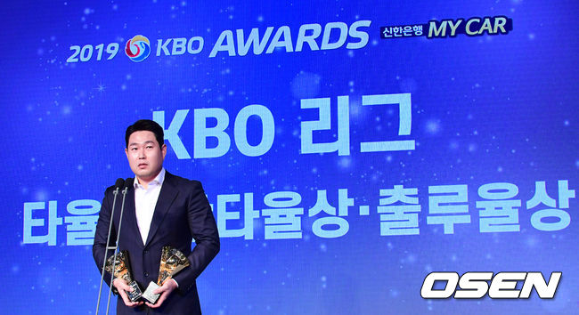 [OSEN=지형준 기자]NC 양의지가 KBO 타율상, 장타율상, 출루율상을 수상하며 소감을 말하고 있다. /jpnews@osen.co.kr
