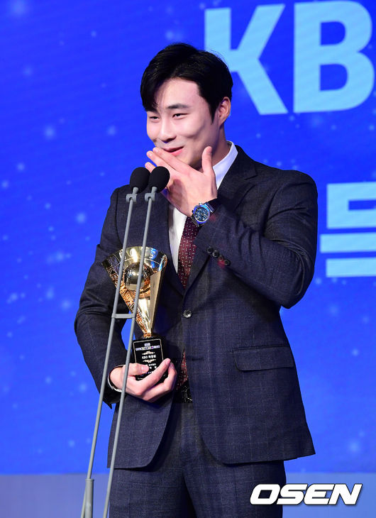 [OSEN=지형준 기자]키움 김하성이 득점상을 수상하며 소감을 말하고 있다. /jpnews@osen.co.kr
