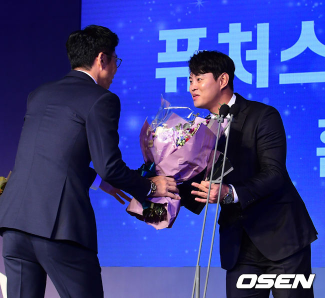 [OSEN=지형준 기자]고양 허정협이 퓨처스리그 북부리그 홈런상을 수상하며 키움 손혁 감독의 축하를 받고 있다. /jpnews@osen.co.kr