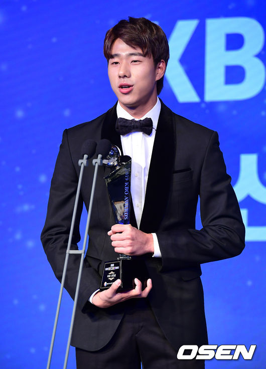 [OSEN=지형준 기자]KBO 신인상에 선정된 LG 정우영이 소감을 말하고 있다. /jpnews@osen.co.kr