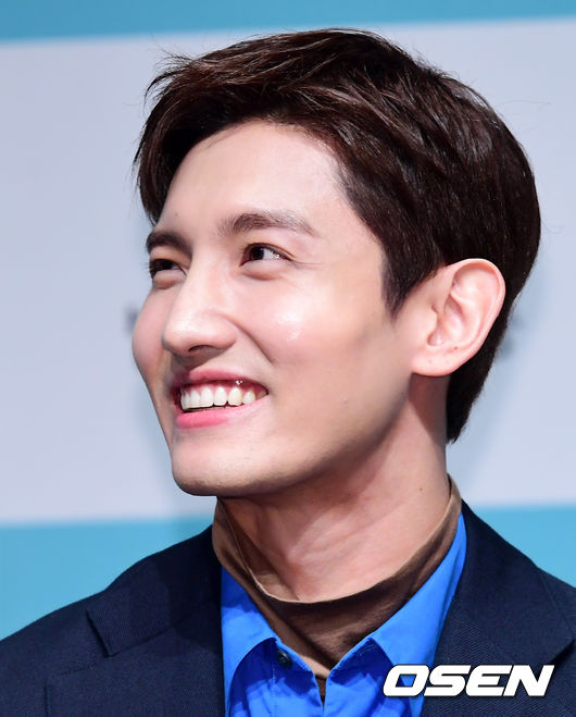 [사진]최강창민,호기심 미소   - 미주 중앙일보 