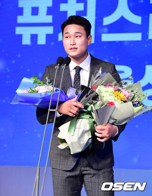 [OSEN=지형준 기자]고양 김은성이 퓨처스리그 북부리그 타율상, 타점상을 수상하며 소감을 말하고 있다. /jpnews@osen.co.kr