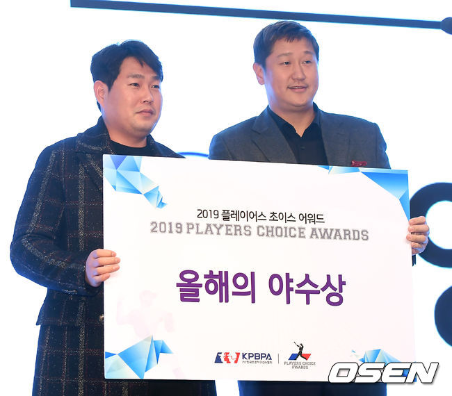[OSEN=곽영래 기자]올해의 야수상을 수상한 NC 양의지가 롯데 이대호와 포토타임을 갖고 있다./youngrae@osen.co.kr