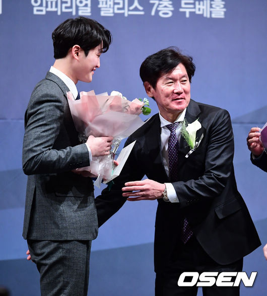 [OSEN=지형준 기자]kt 배제성이 올해의 성취상을 받고 이강철 감독의 축하를 받고 있다. /jpnews@osen.co.kr