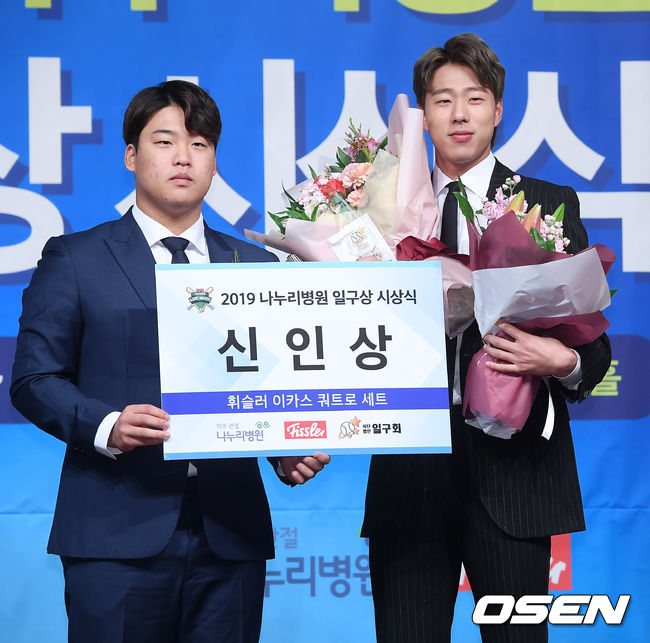 [OSEN=민경훈 기자]신인상을 수상한 LG 정우영 (오른쪽)이 시상자로 나선 kt 강백호와 함께 포토타임을 갖고 있다. / rumi@osen.co.kr