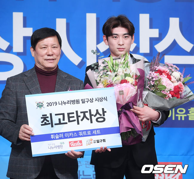 [OSEN=민경훈 기자]최고타자상 수상한 키움 이정후가 시상자로 나선 허구연 해설위원과 함께 포토타임을 갖고 있다. / rumi@osen.co.kr