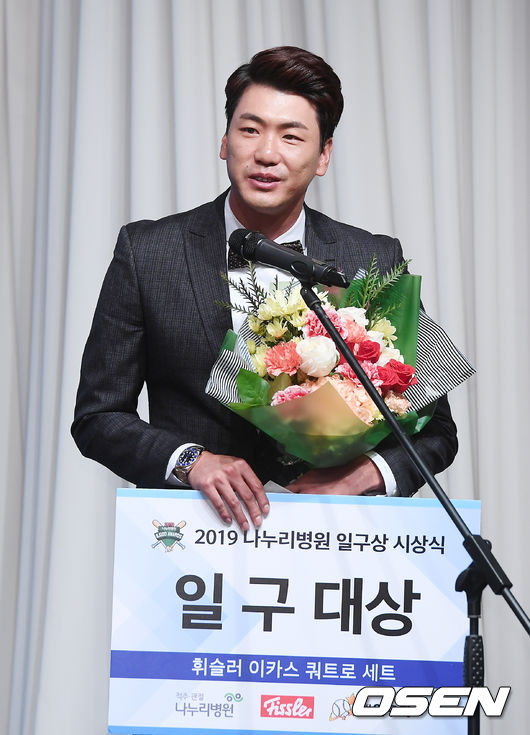 [OSEN=민경훈 기자]일구대상을 공동 수상한 SK 김광현이 수상 소감을 말하고 있다. / rumi@osen.co.kr