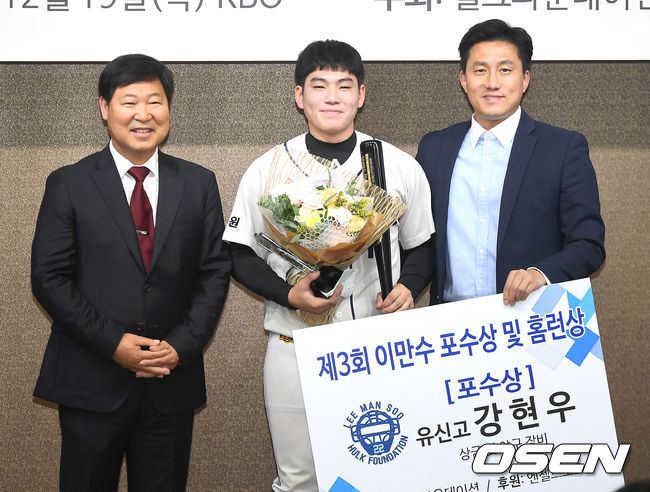 [OSEN=곽영래 기자]이만수 전 감독이 포수상을 수상한 유신고 강현우 선수와 포토타임을 갖고 있다. /youngrae@osen.co.kr