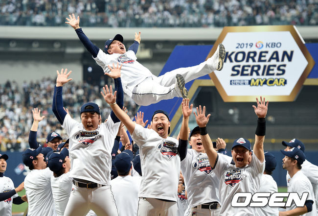 [OSEN=고척, 이대선 기자]두산 김태형 감독이 선수들에게 헹가래를 받고 있다.  /sunday@osen.co.kr