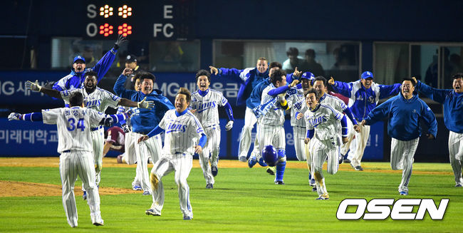 [OSEN=잠실, 최규한 기자] 최형우를 비롯한 삼성 선수들이 그라운드로 달려나오며 환호하고 있다./dreamer@osen.co.kr