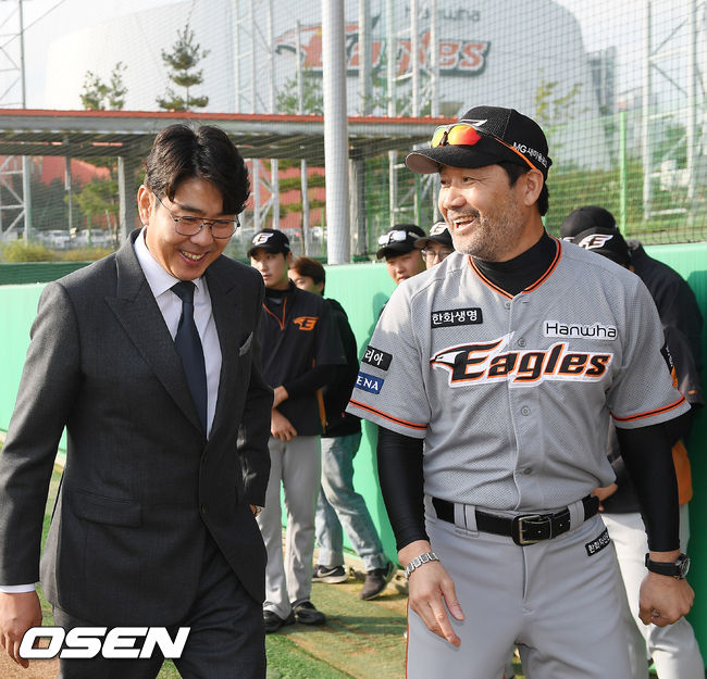 [OSEN=서산, 민경훈 기자]정민철 한화 신임 단장이 그라운드 위에서 한용덕 감독과 즐겁게 얘기를 나누고 있다. / rumi@osen.co.kr